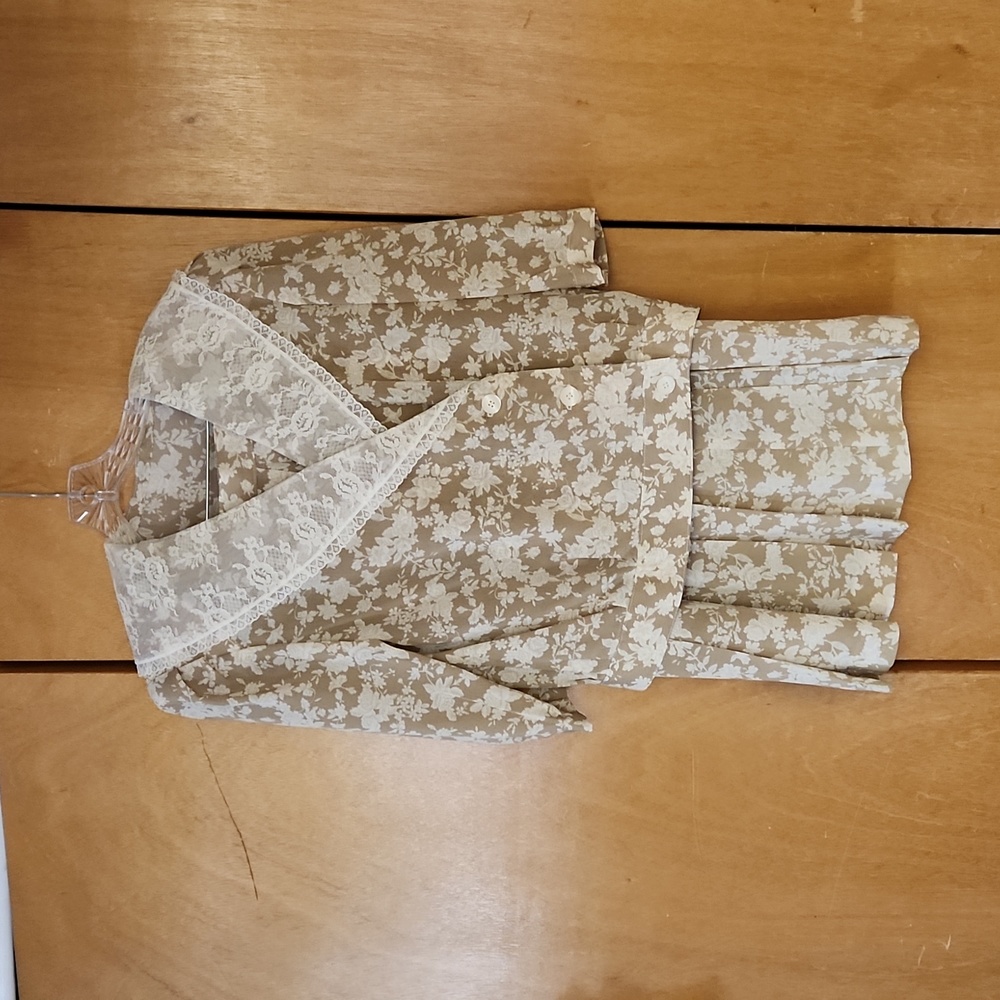 Taupe & White 2 piece skirt & short sleeve jacket, size 6 petite